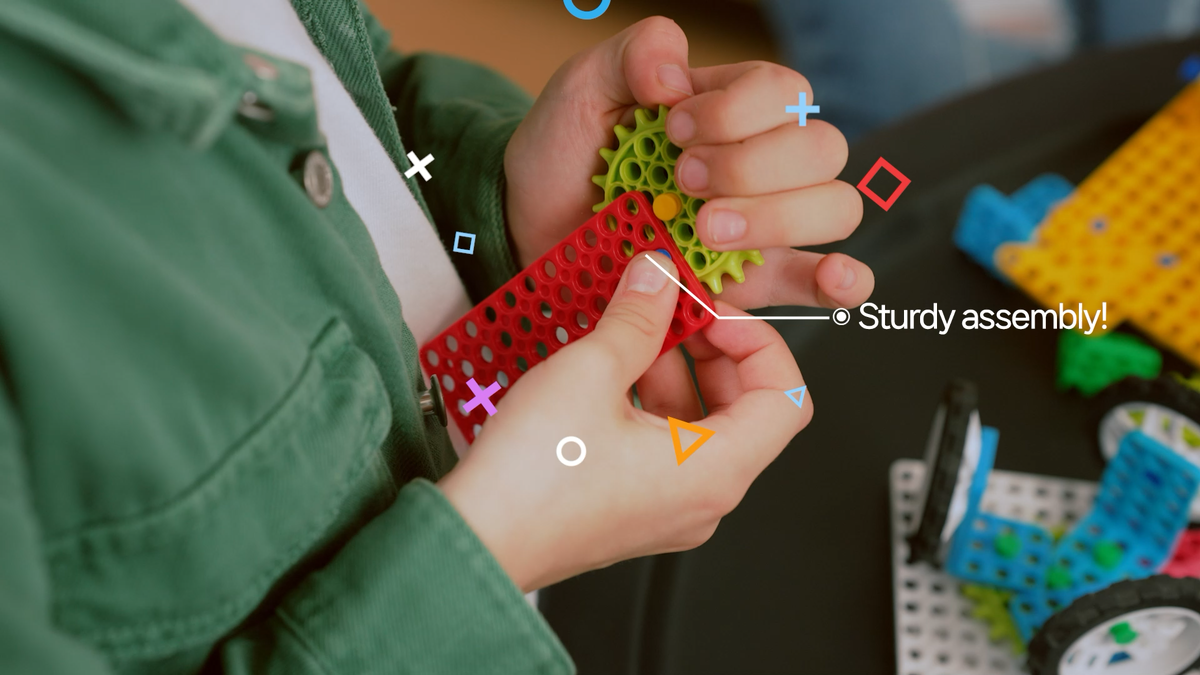 Estudiante construyendo con AIKIRO
