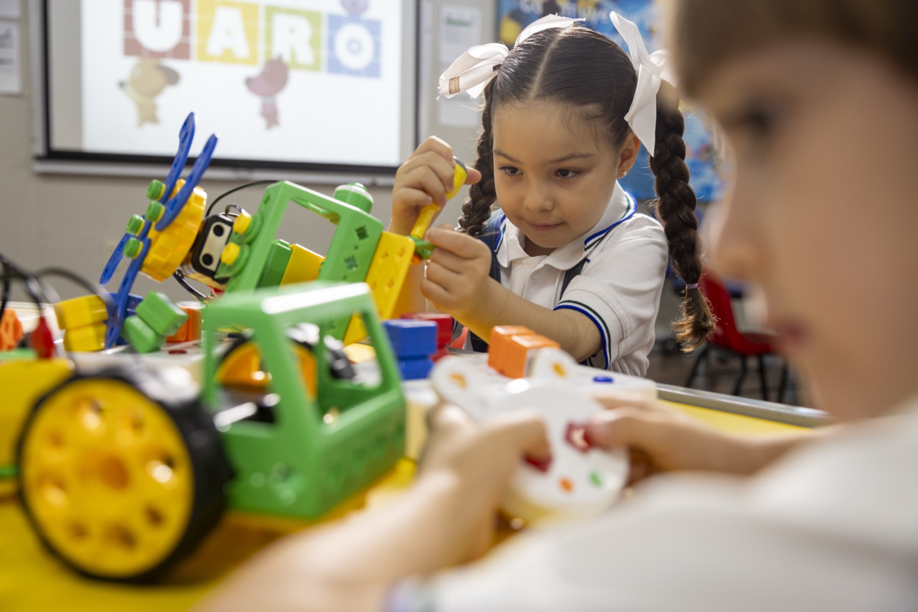 Estudiantes jugando y construyendo con UARO