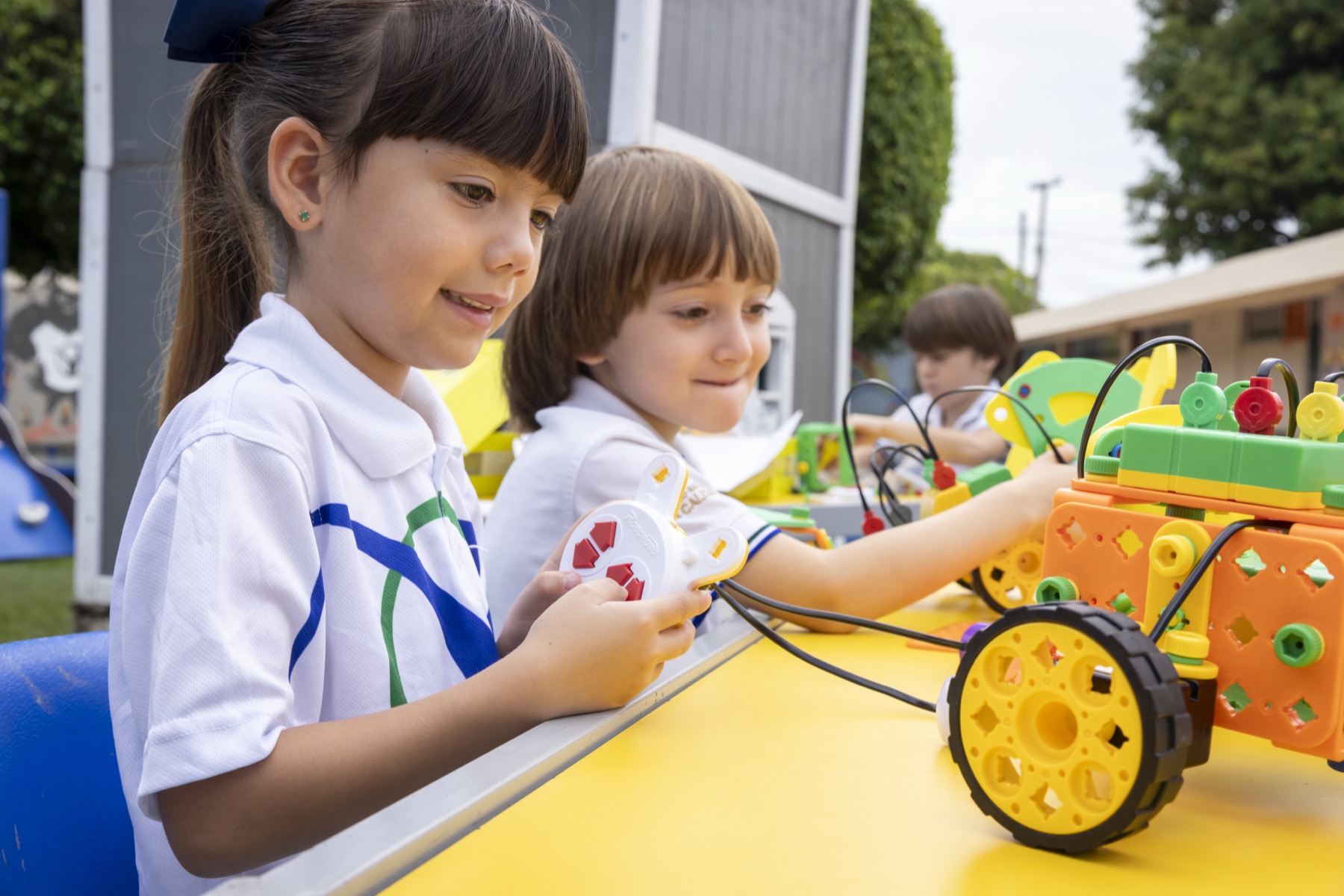 Niños aprendiendo con UARO